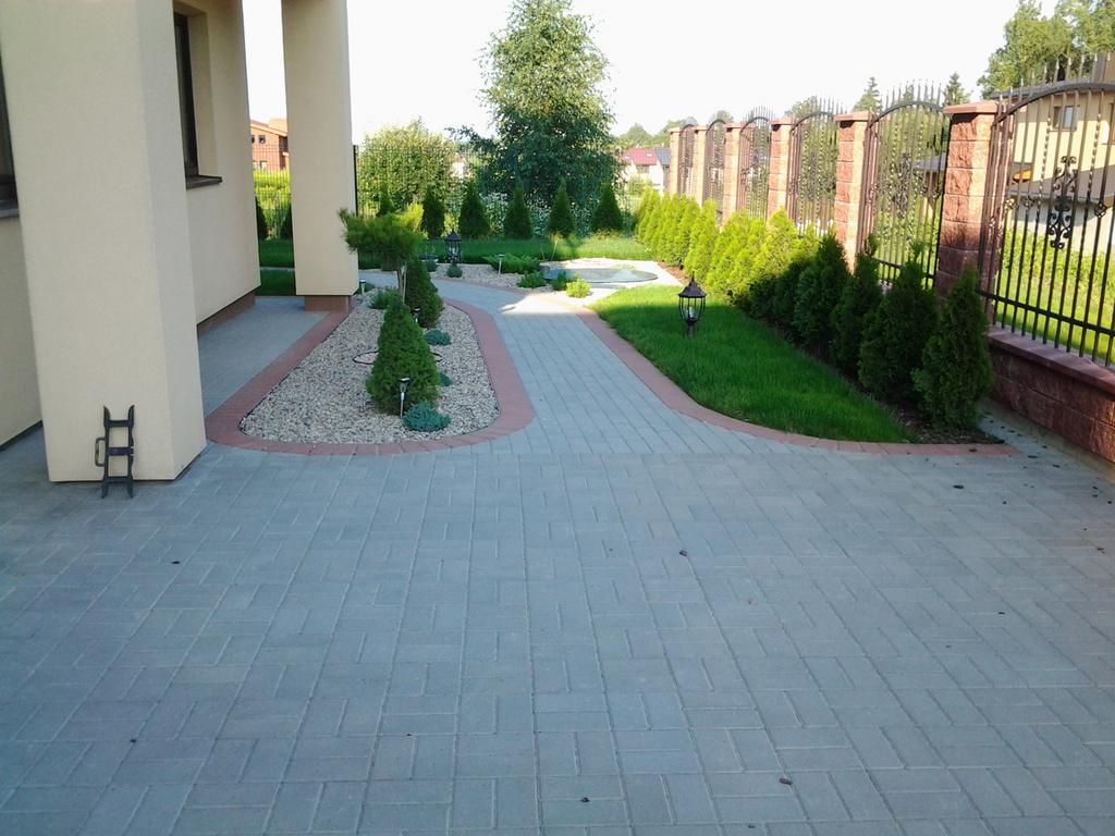 Privažiavimas su trinkelėmis ir apželdintas kiemas