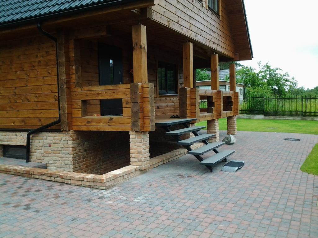 Rąstinio namo aplinka su klinkerio grindiniu