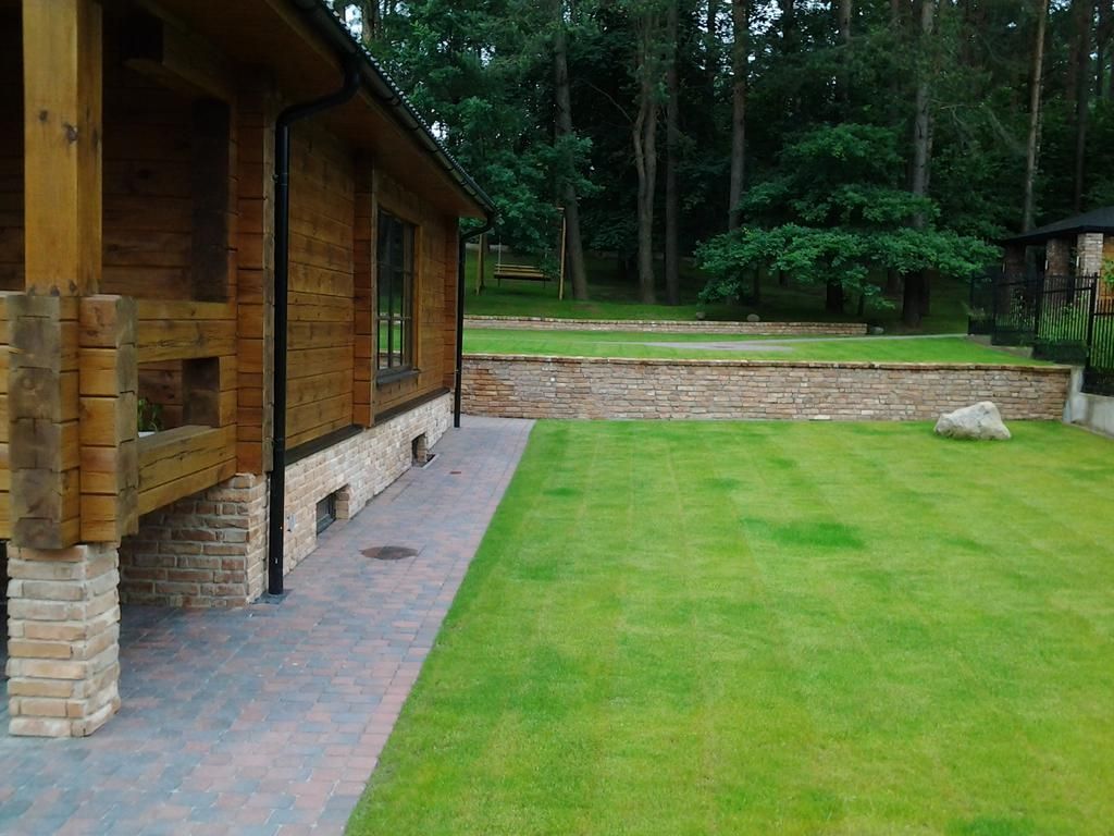 Medinis namas su atramine sienele ir trinkelėmis