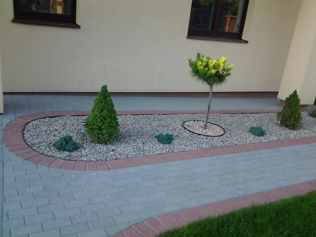 Trinkelių grindinys su dekoratyviniu želdynų salele