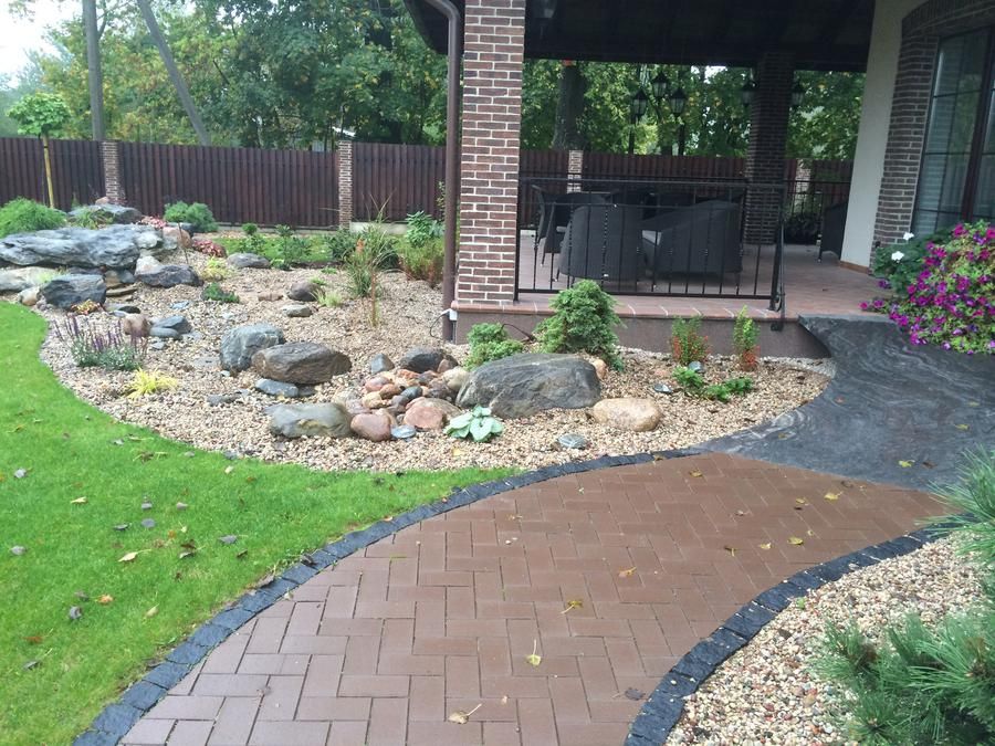 Klinkerio takelis su akmenų sodu ir gėlynais