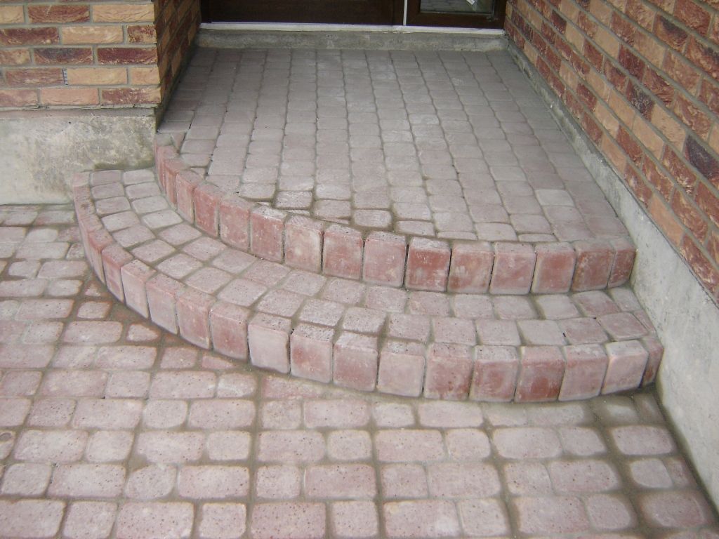 Lenkti klinkeriniai laiptai prie durų