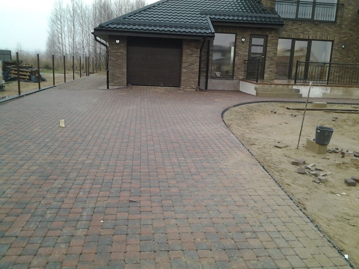 Spalvotas trinkelių privažiavimas prie garažo