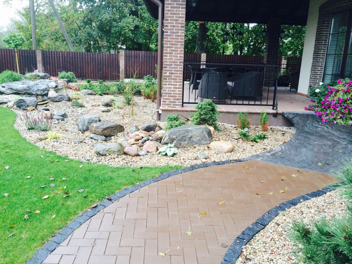 Klinkerio takelis su akmens sodu ir gėlėmis