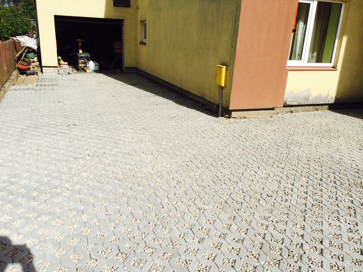 Žolinės trinkelės automobilių aikštelėje